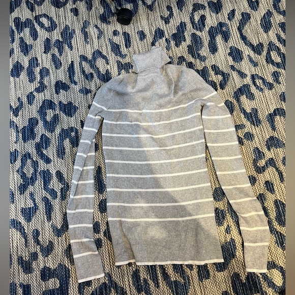 Forever 21 grey and white striped turtleneck size large - Picture 1 of 3